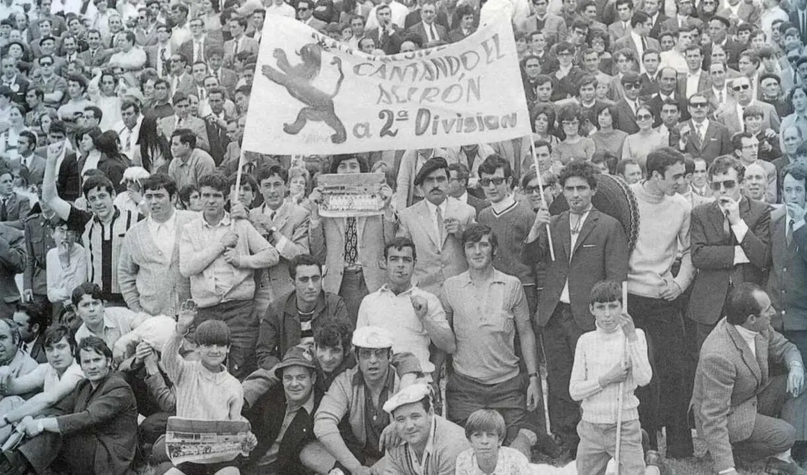 Aficionados de la Cultural celebrando un ascenso a Segunda.