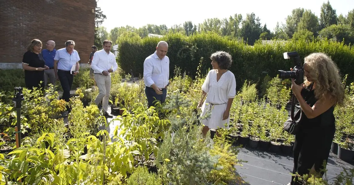 El viceconsejero de Política Agraria Comunitaria y Desarrollo Rural, Jorge Llorente, durante su visita al Centro Integrado de Formación Profesional Agraria de Almázcara (León), para presentar el nuevo ciclo de su oferta formativa