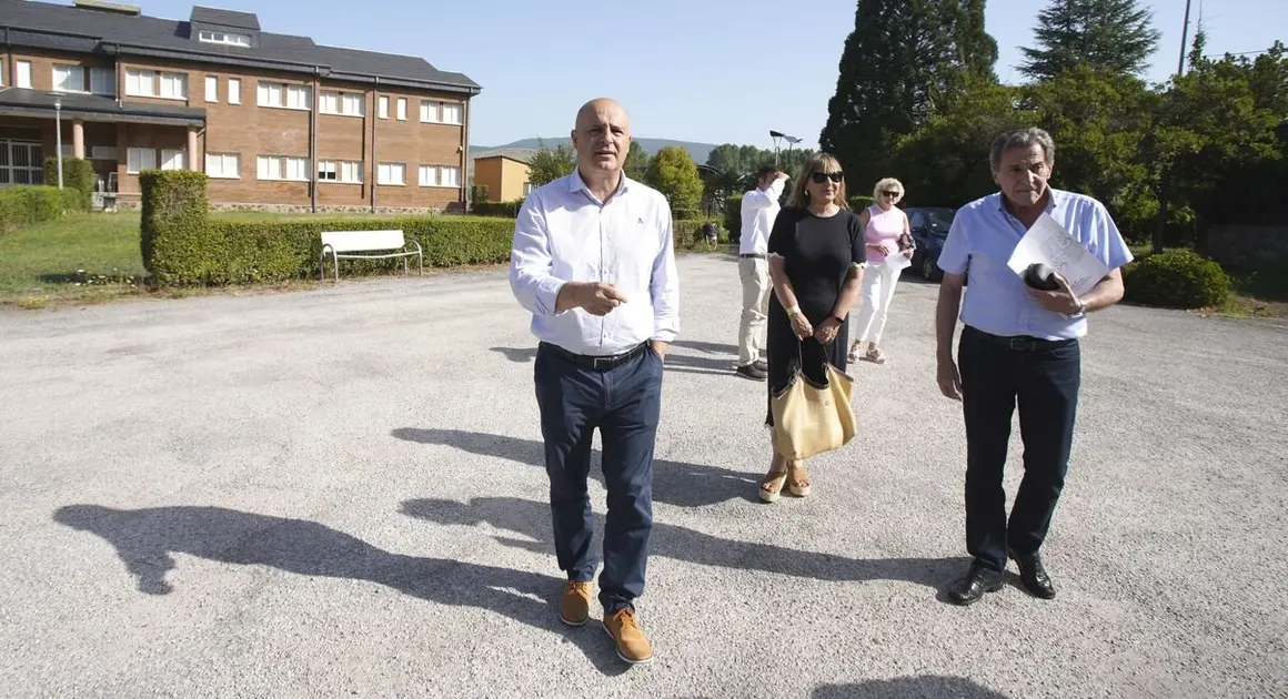 El viceconsejero de Política Agraria Comunitaria y Desarrollo Rural, Jorge Llorente, durante su visita al Centro Integrado de Formación Profesional Agraria de Almázcara (León), para presentar el nuevo ciclo de su oferta formativa
