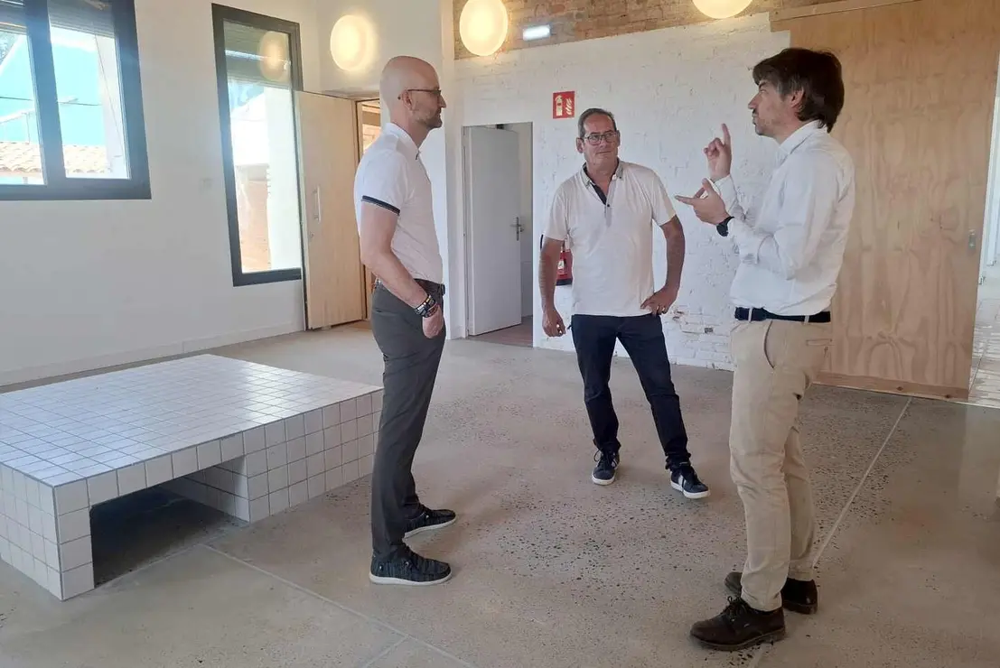 El subdelegado del Gobierno en León, Héctor Alaiz, visita las nuevas inversiones que mejoran la seguridad vial en Villamoros y potencian el Camino de Santiago en el municipio más pequeño beneficiado por el Plan de Recuperación.