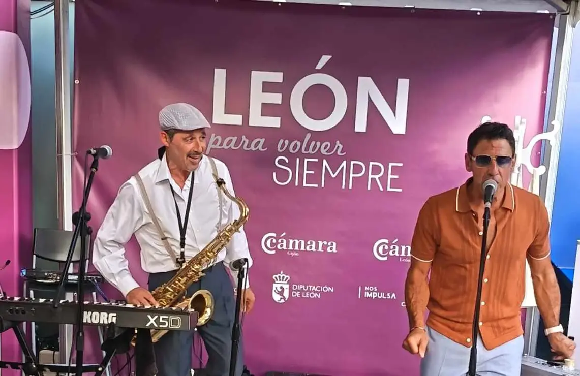 El estand leonés cumplió con éxito todo el programa del viernes y encara un fin de semana con degustaciones, música y el domingo como Día de León
Un viernes de lleno absoluto y sabor leonés.