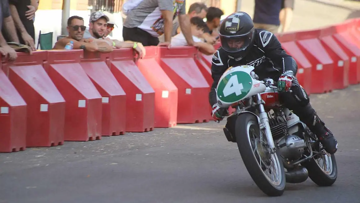 La Bañeza vibra con el rugido de las motos en la jornada previa al Gran Premio. Miles de aficionados llenan las calles en un sábado de entrenamientos y calificaciones que confirma los pronósticos y eleva las expectativas para la gran cita del domingo. Fotos de Isaac Llamazares