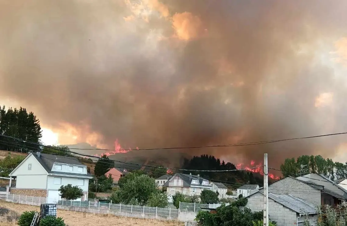 El fuego arrasa la cara sur de los Aquilianos y amenaza la Reserva de la Biosfera de los Ancares.