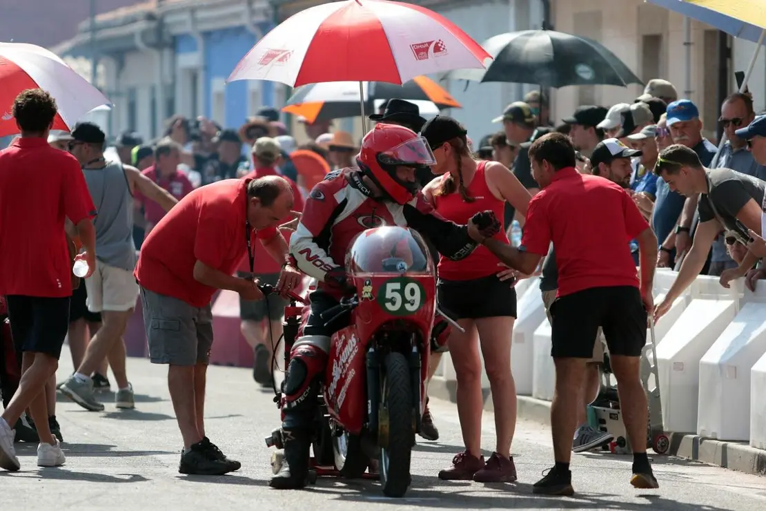La Bañeza, bajo un calor abrasador, se ha llenado del mejor motociclismo este domingo con la presencia de miles de espectadores. Fotos de Peio García (2)