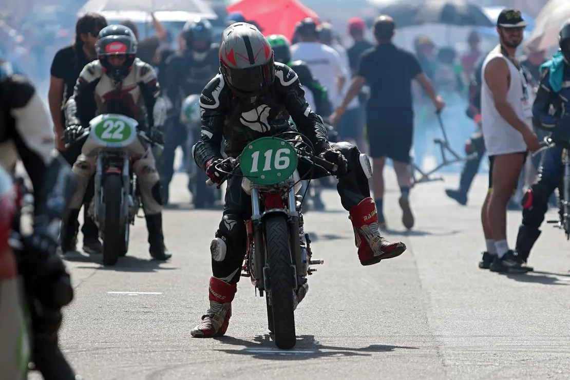 La Bañeza, bajo un calor abrasador, se ha llenado del mejor motociclismo este domingo con la presencia de miles de espectadores. Fotos de Peio García (3)