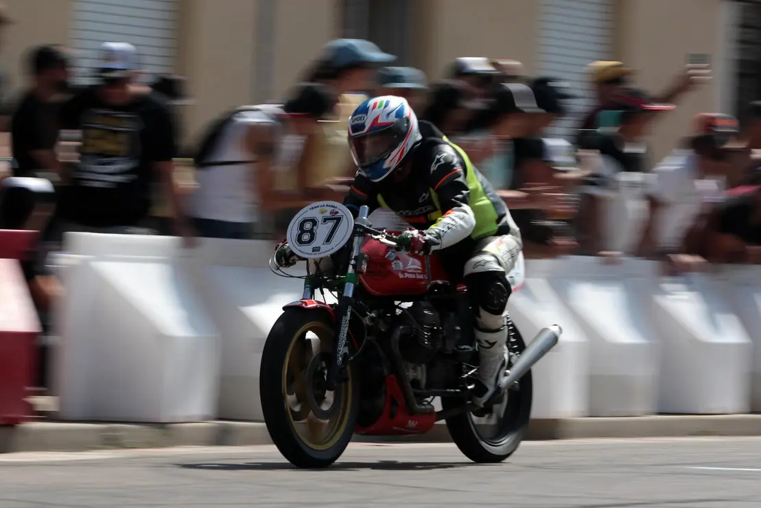 La Bañeza, bajo un calor abrasador, se ha llenado del mejor motociclismo este domingo con la presencia de miles de espectadores. Fotos de Peio García (5)