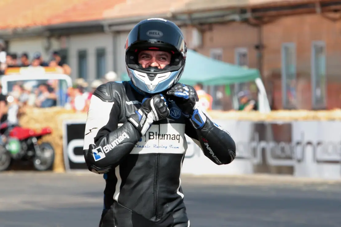 La Bañeza, bajo un calor abrasador, se ha llenado del mejor motociclismo este domingo con la presencia de miles de espectadores. Fotos de Peio García (7)