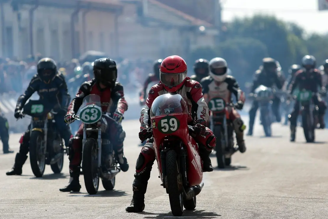 La Bañeza, bajo un calor abrasador, se ha llenado del mejor motociclismo este domingo con la presencia de miles de espectadores. Fotos de Peio García (8)