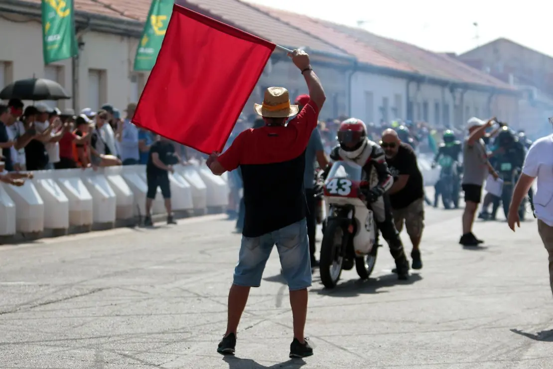 La Bañeza, bajo un calor abrasador, se ha llenado del mejor motociclismo este domingo con la presencia de miles de espectadores. Fotos de Peio García (9)