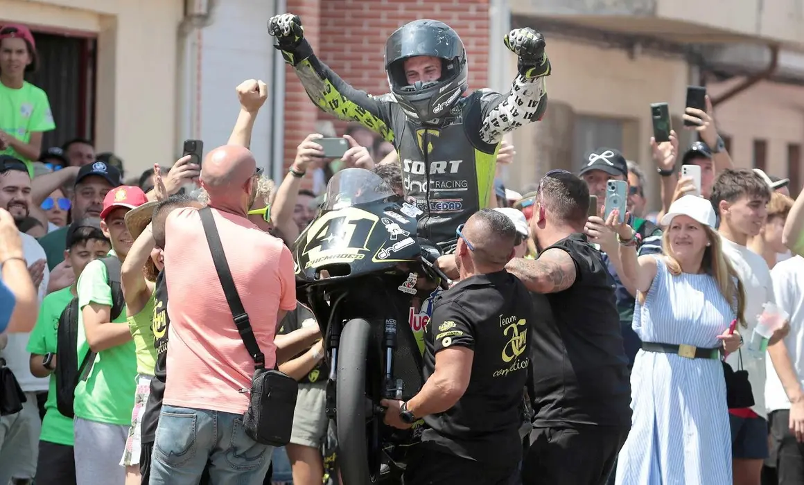 Más de 50.000 personas vibraron con el 64º Gran Premio de Velocidad “Ciudad de La Bañeza”, en una jornada marcada por el intenso calor, la emoción en cada curva y el compromiso de una ciudad entera con su prueba más emblemática. Fotos: Peio García
