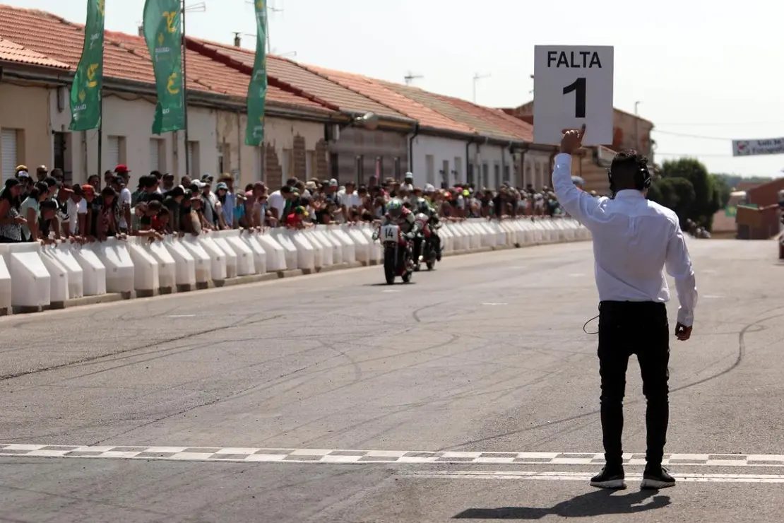 La Bañeza, bajo un calor abrasador, se ha llenado del mejor motociclismo este domingo con la presencia de miles de espectadores. Fotos de Peio García (1)