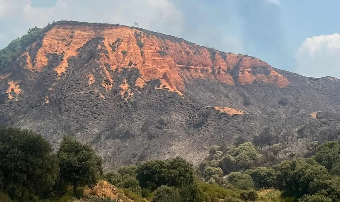 Imagen de Las Médulas tras el paso de las llamas.
