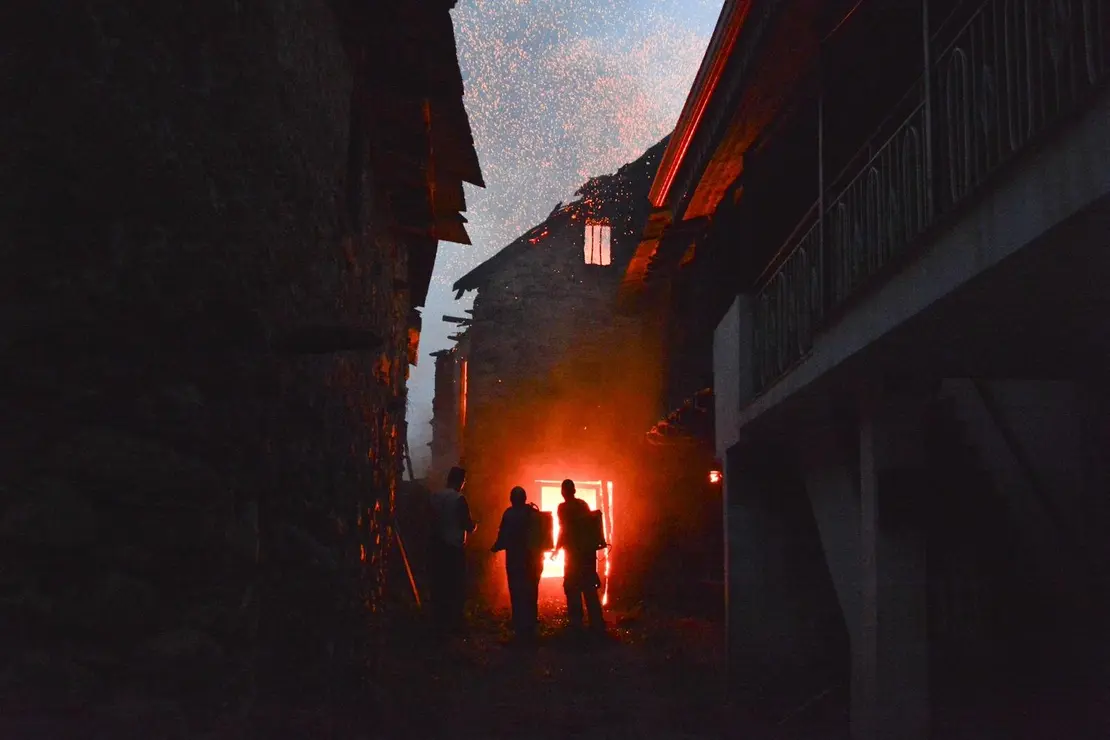 Imagen de las llamas consumiendo viviendas en una fotografía publicada por El Bierzo Digital y realizada por Quinito.