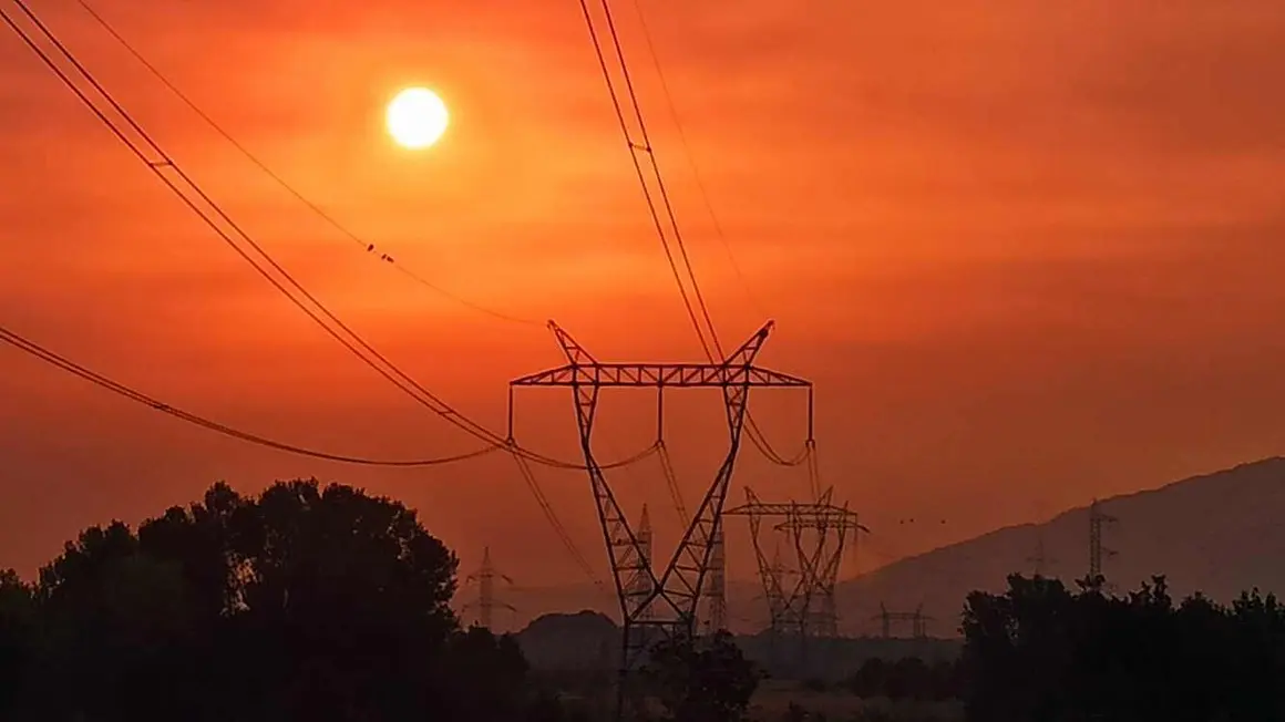 El cielo del Bierzo amanece teñido de rojo debido a los incendios