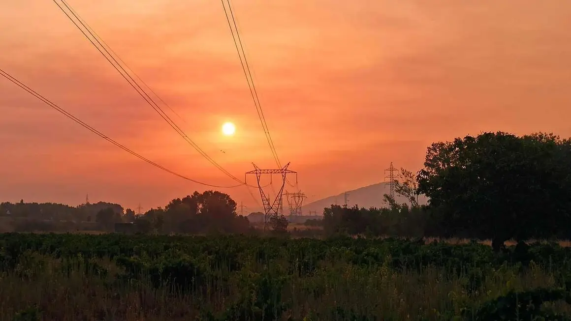 El cielo del Bierzo amanece teñido de rojo debido a los incendios