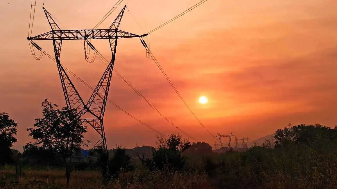 El cielo del Bierzo amanece teñido de rojo debido a los incendios