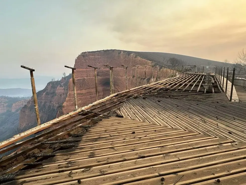 Imagen del mirador de Las Médulas calcinado por el paso de las llamas. Foto de @rafamerdel