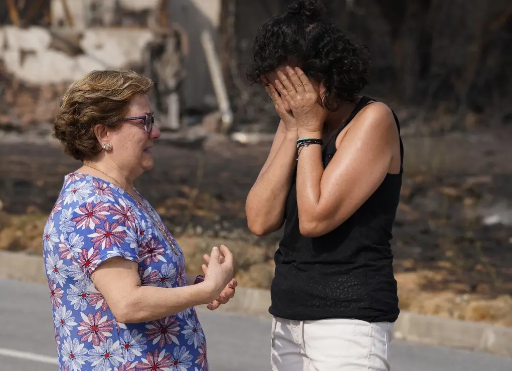 Las más de 700 personas que fueron desalojadas en la jornada de ayer de las localidades de Voces, Carucedo, Yeres y Orellán, debido al incendio declarado en el entorno de Las Médulas, a los que este lunes se sumaron los vecinos de Santalavilla y Llamas de Cabrera, no podrán regresar por ahora a sus pueblos. Fotos: César Hornija