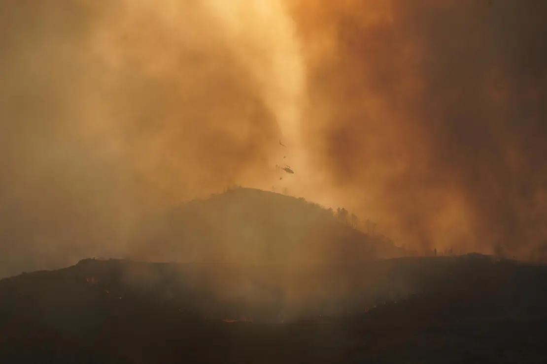 Incendio en la localidad de Paradiña (2)