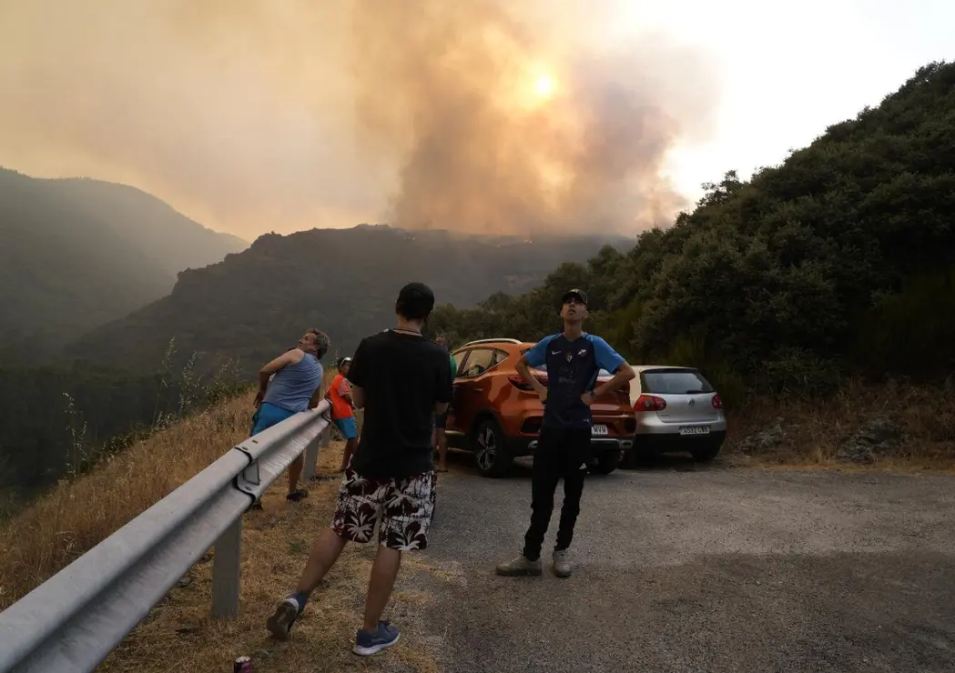 Incendio en la localidad de Paradiña (3)