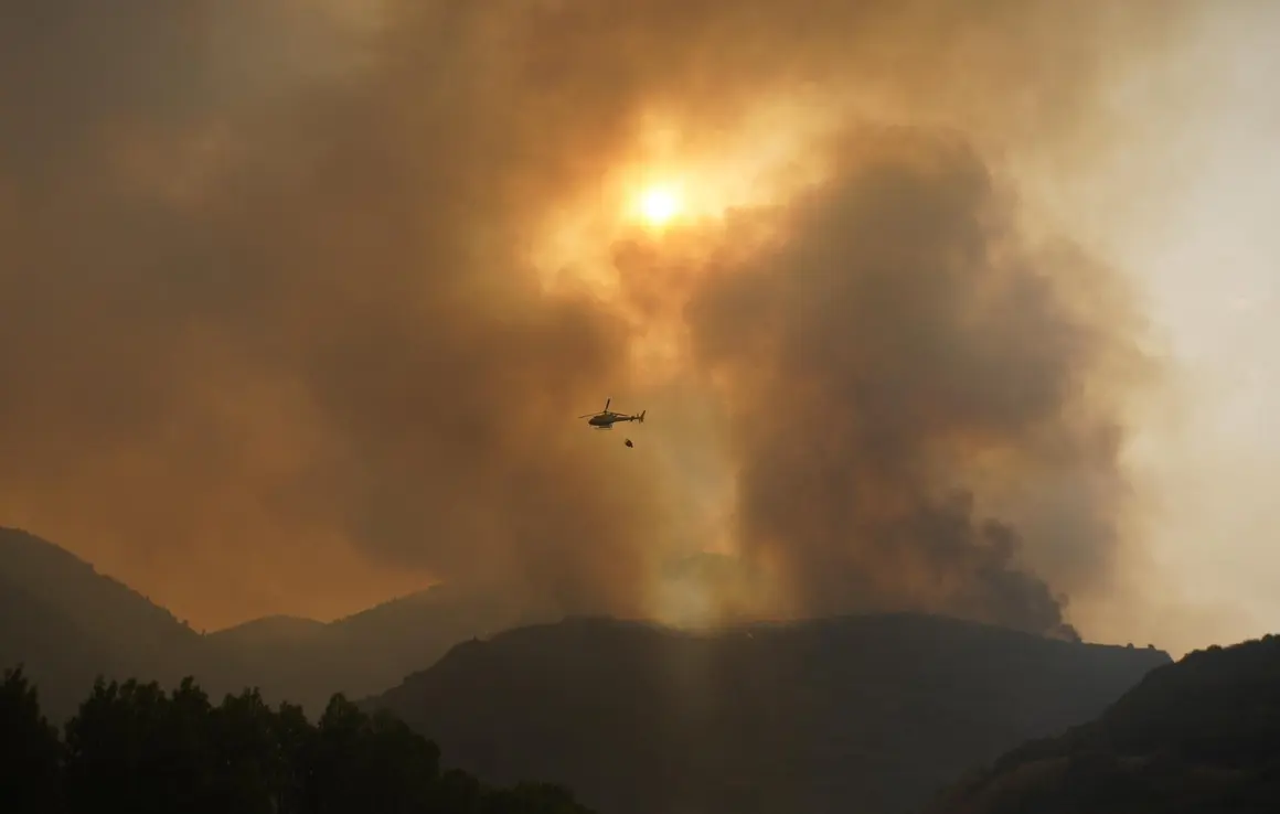 El operativo de extinción se enfrenta a un escenario límite en la provincia de León. El principal objetivo es evitar que los incendios de Yeres y Llamas de Cabrera, ambos declarados nivel 2 del Índice de Gravedad Potencial (IGR), se unan en un único frente incontrolable. Fotos: César Hornija