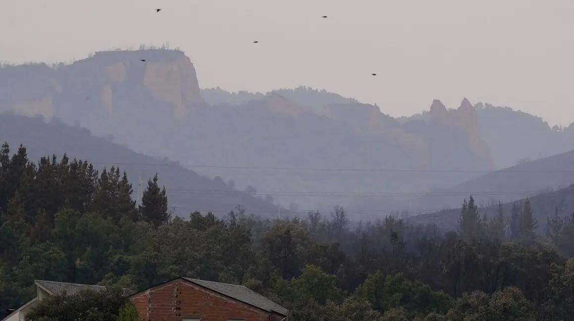 Incendio en la localidad de Paradiña (León)