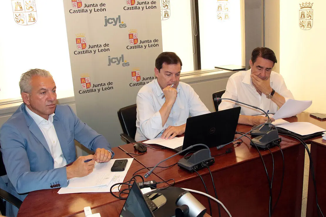 El presidente Alfonso Fernández Mañueco, asiste a la reunión del CECOPI acompañado por el consejero de Medio Ambiente, Juan Carlos Suárez Quiñones, el delegado del Gobierno, Nicanor Sen y el presidente de la Diputación, Gerardo Álvarez Courel