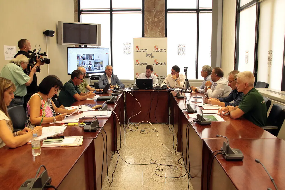 El presidente Alfonso Fernández Mañueco, asiste a la reunión del CECOPI acompañado por el consejero de Medio Ambiente, Juan Carlos Suárez Quiñones, el delegado del Gobierno, Nicanor Sen y el presidente de la Diputación, Gerardo Álvarez Courel
