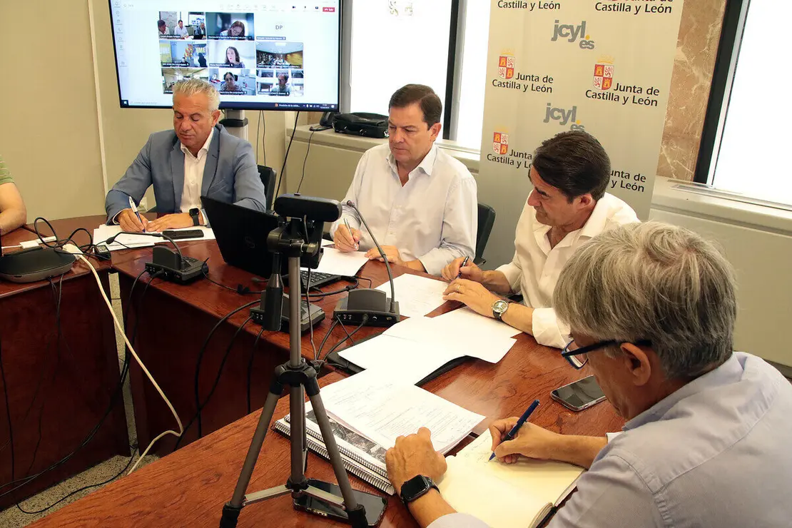 El presidente Alfonso Fernández Mañueco, asiste a la reunión del CECOPI acompañado por el consejero de Medio Ambiente, Juan Carlos Suárez Quiñones, el delegado del Gobierno, Nicanor Sen y el presidente de la Diputación, Gerardo Álvarez Courel