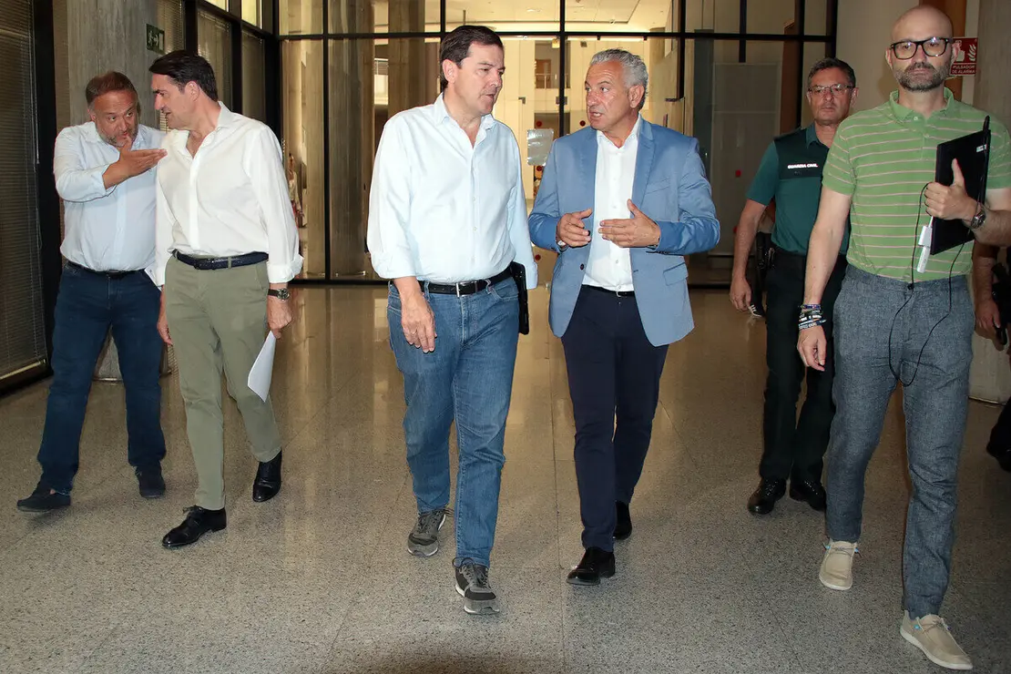 El presidente Alfonso Fernández Mañueco, asiste a la reunión del CECOPI acompañado por el consejero de Medio Ambiente, Juan Carlos Suárez Quiñones, el delegado del Gobierno, Nicanor Sen y el presidente de la Diputación, Gerardo Álvarez Courel