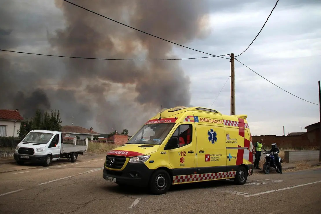 Herreros de Jamuz, en situación límite, en el momento de ser evacuado. Fotos: Peio García.