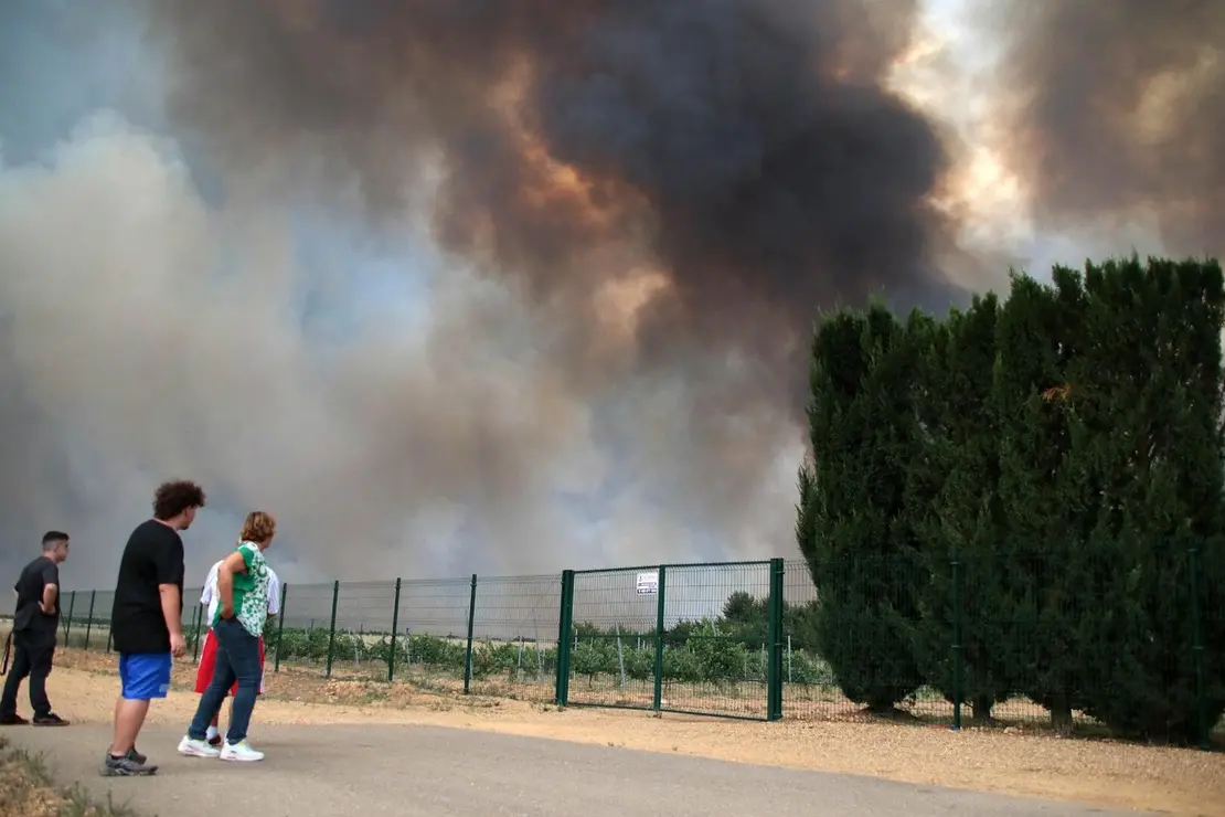 Herreros de Jamuz, en el momento de ser evacuado ante la amenaza de las llamas. Foto: Peio García