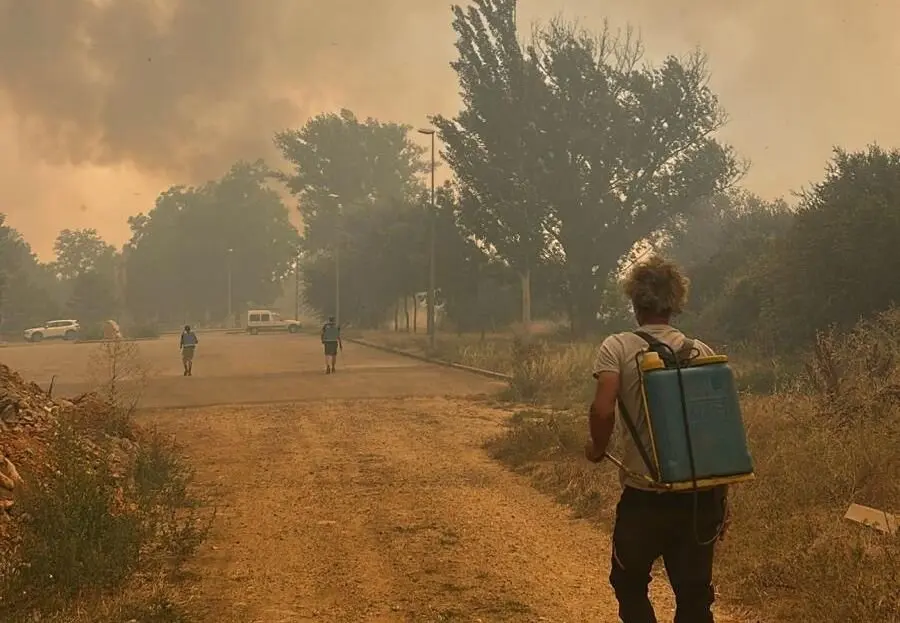 Vecinos de la Valdería se organizan para combatir el fuego.