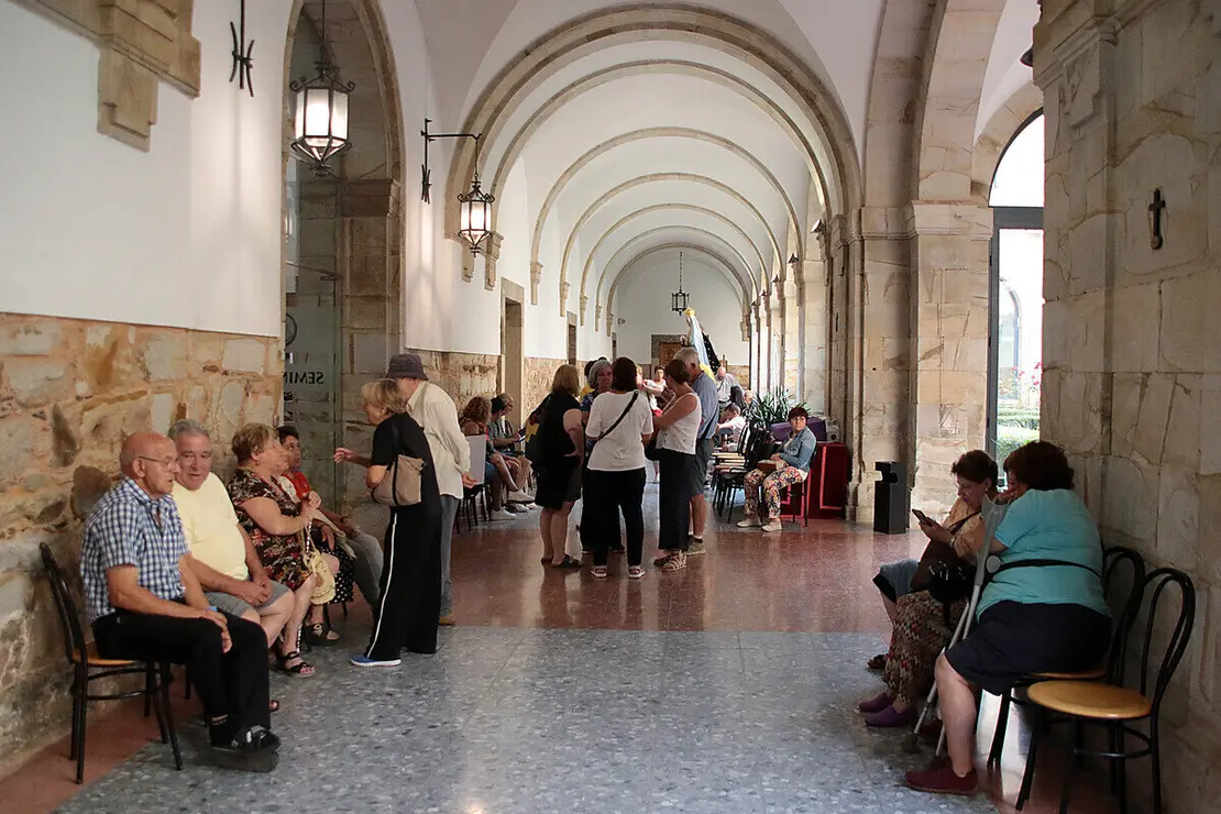 Los vecinos evacuados por los incendios, algunos con sus animales de compañía, son acogidos en el Seminario de Astorga y en el Acuartelamiento Santocildes