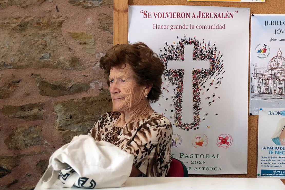 Los vecinos evacuados por los incendios, algunos con sus animales de compañía, son acogidos en el Seminario de Astorga y en el Acuartelamiento Santocildes