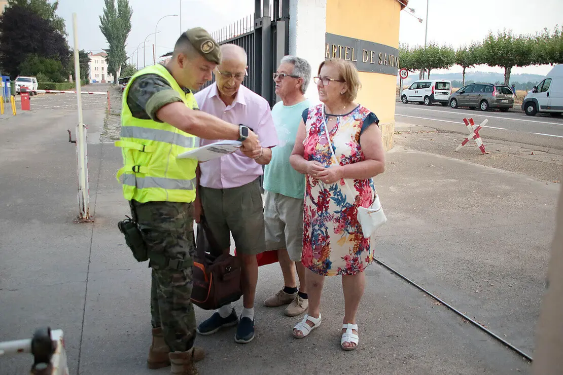 Los vecinos evacuados por los incendios, algunos con sus animales de compañía, son acogidos en el Seminario de Astorga y en el Acuartelamiento Santocildes