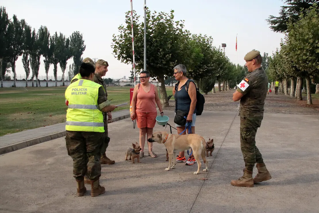 Los vecinos evacuados por los incendios, algunos con sus animales de compañía, son acogidos en el Seminario de Astorga y en el Acuartelamiento Santocildes