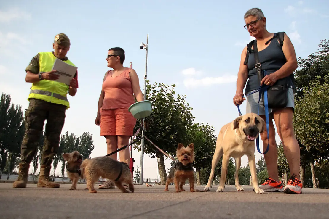 Los vecinos evacuados por los incendios, algunos con sus animales de compañía, son acogidos en el Seminario de Astorga y en el Acuartelamiento Santocildes
