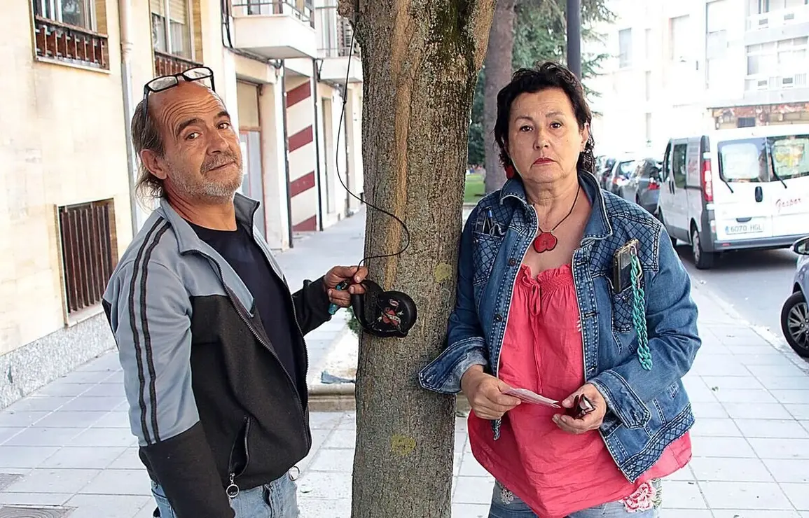 Los vecinos evacuados por los incendios, algunos con sus animales de compañía, son acogidos en el Seminario de Astorga y en el Acuartelamiento Santocildes