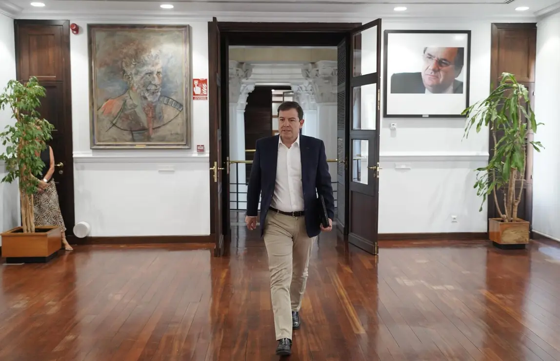 El presidente de la Junta de Castilla y León, Alfonso Fernández Mañueco, se reúne con miembros del Ejecutivo autonómico para avanzar en las actuaciones de reconstrucción de las zonas afectadas por los incendios forestales en la Comunidad. Foto: Rubén Cacho