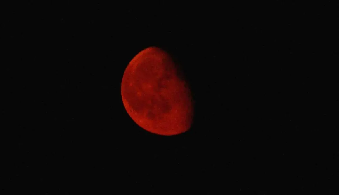 Luna roja en El Bierzo y noche de rayos en León capital. Fotos de César Hornija y Campillo