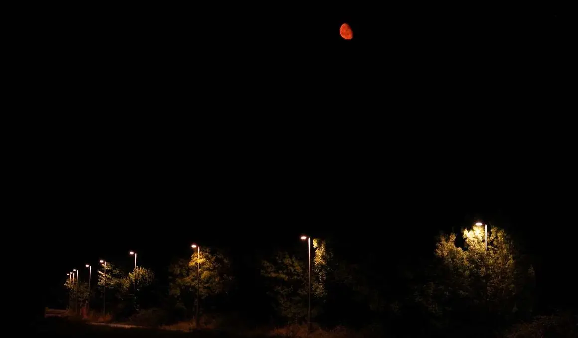 La luna se tiñe de rojo en el Bierzo debido a los incendios