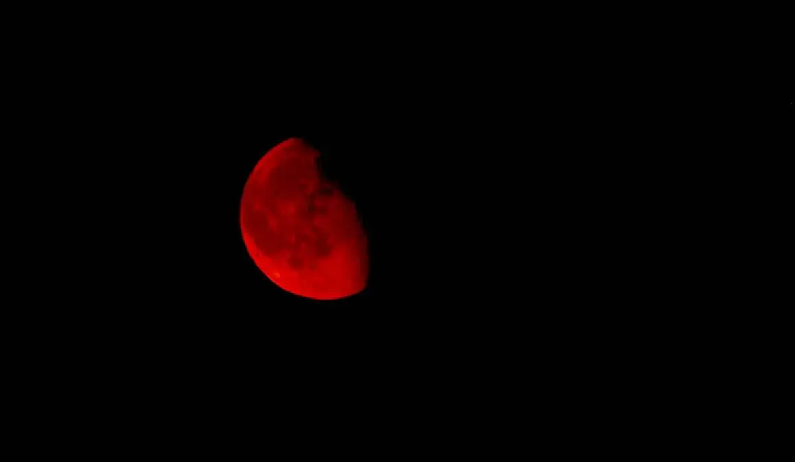 La luna se tiñe de rojo en el Bierzo debido a los incendios