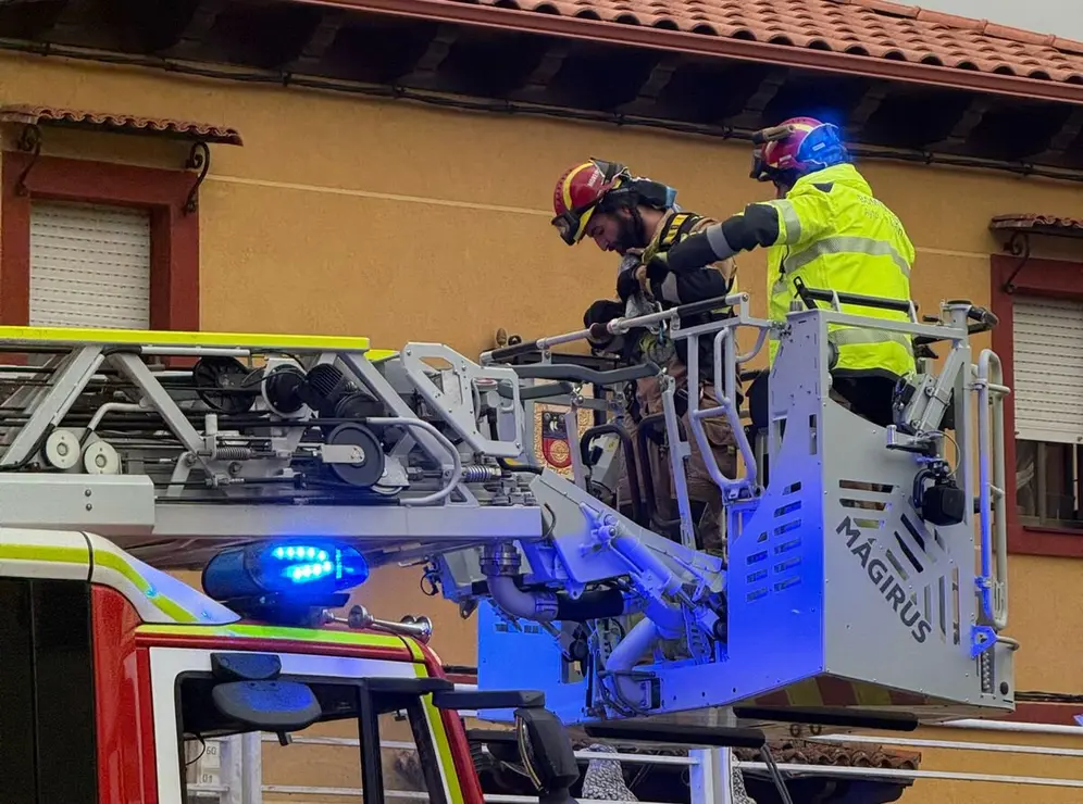 La tormenta sobre León obliga a los Bomberos a acudir a diferentes actuaciones.