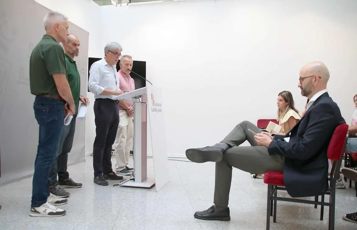 El delegado territorial, Eduardo Diego, informa a los medios sobre la evolución de los incendios forestales en la provincia