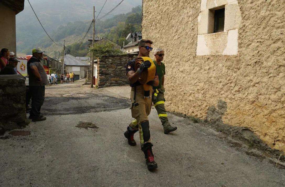 Incendio en Salientes (León). Foto: César Hornija
