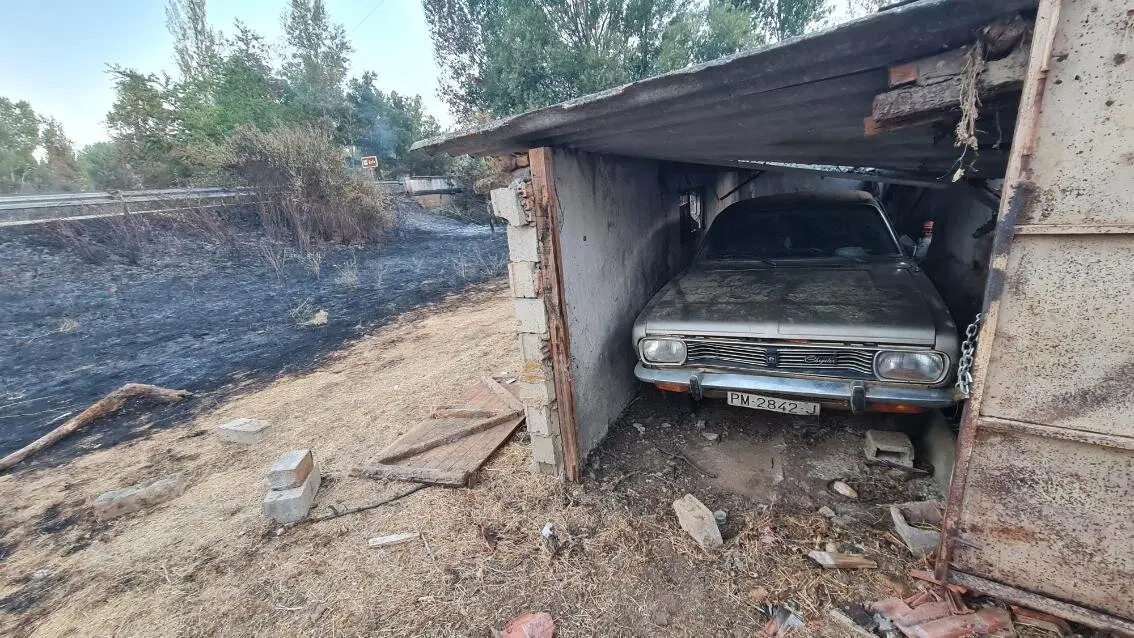 Imagen de un vehículo calcinado en San Esteban de Nogales.