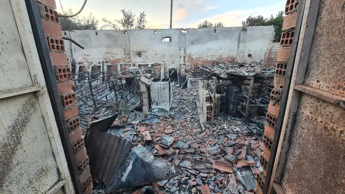 Imagen de un negocio completamente calcinado en Castrocalbón.