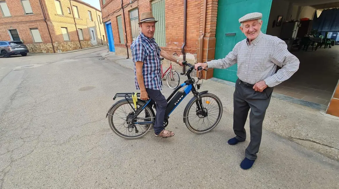 En la Calle Mayor de San Juan de Torres, Pedro y Félix charlan animadamente mientras el pueblo intenta recuperar la normalidad. Al fondo, Josefa se acerca, aunque prefiere no salir en las fotografías. Su mirada describe lo ocurrido en su localidad y en Villanueva de Jamuz, donde el fuego llegó al polvorín. Fotos: Heraldo de León
