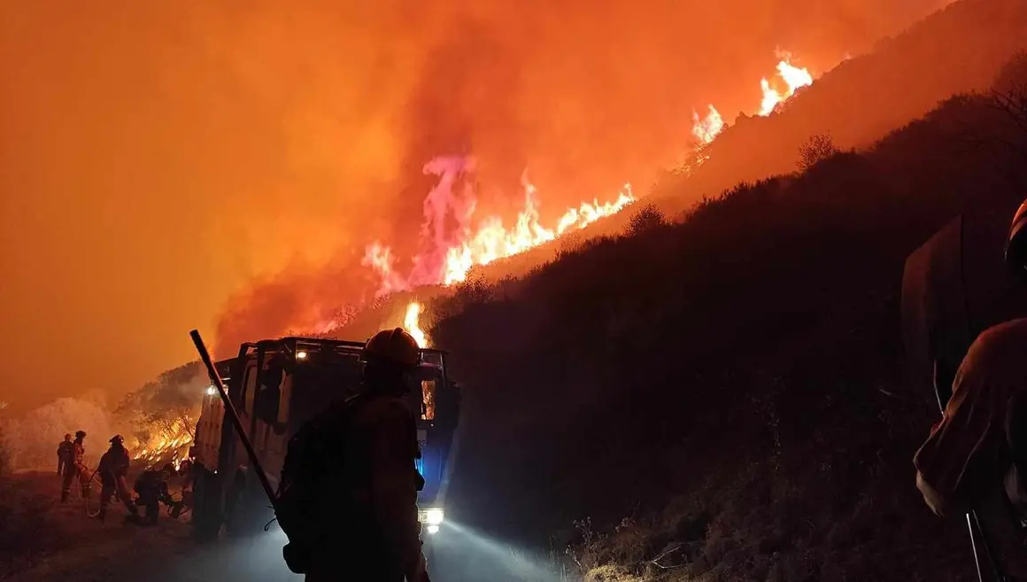 La madrugada del sábado deja nuevas evacuaciones en el norte de León mientras la provincia arde por dos frentes en los mayores incendios de su historia. Imágenes tomadas por los brigadistas de Brif Tabuyo que trabajan en los incendios.
